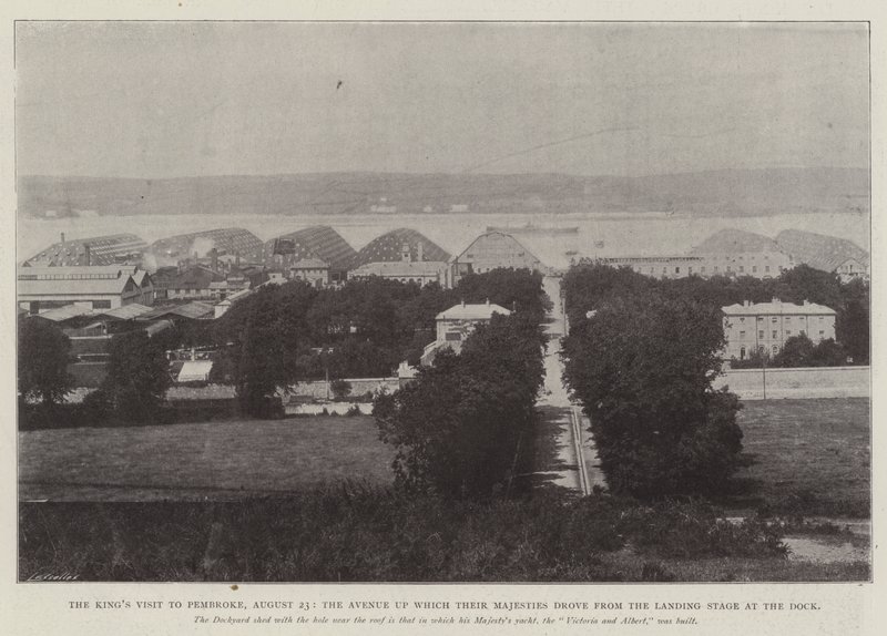 Der Besuch des Königs in Pembroke, 23. August, die Allee, durch die Ihre Majestäten vom Landungssteg am Dock fuhren von English Photographer