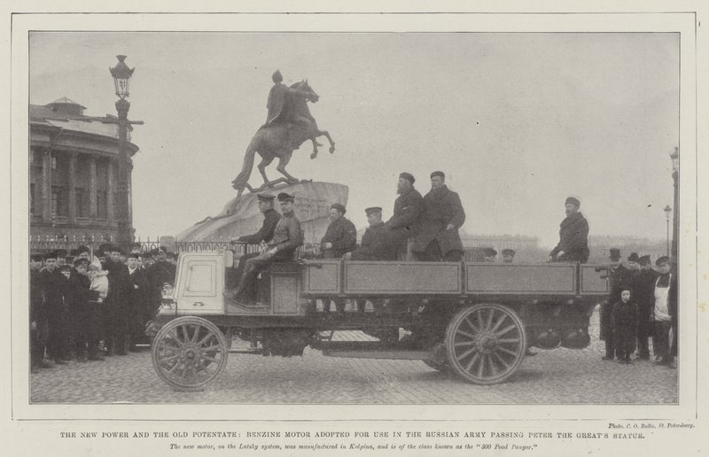 Die neue Macht und der alte Potentat, Benzinmotor im Einsatz in der russischen Armee, vorbei an der Statue von Peter dem Großen von English Photographer