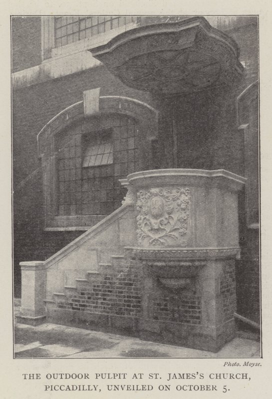 Die Freiluftkanzel an der St. James Kirche, Piccadilly, enthüllt am 5. Oktober von English Photographer