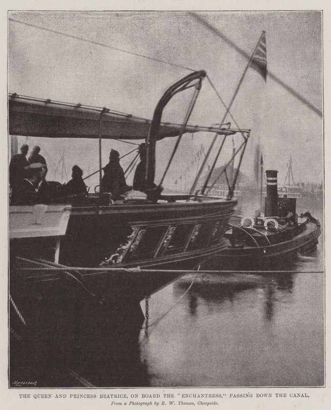 Die Königin und Prinzessin Beatrice an Bord der Enchantress, die den Kanal hinunterfahren von English Photographer