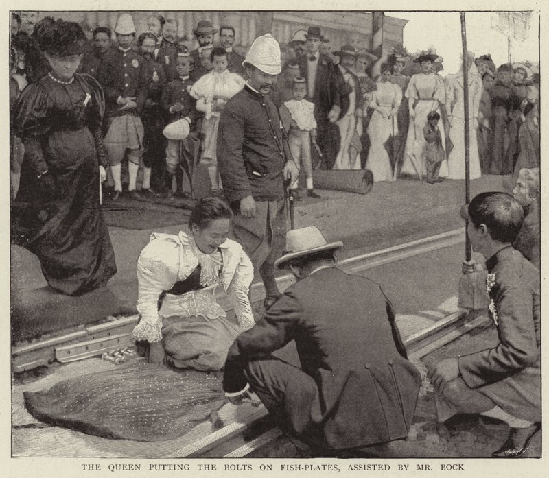 Die Königin befestigt die Bolzen an den Schienenplatten, assistiert von Mr. Bock von English Photographer