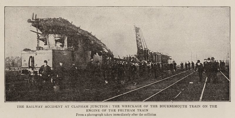 Der Eisenbahnunfall am Clapham Junction, das Wrack des Bournemouth-Zuges auf der Lokomotive des Feltham-Zuges von English Photographer