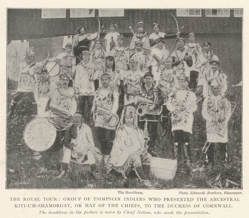 Die königliche Reise, Gruppe von Tsimpsian-Indianern, die der Herzogin von Cornwall den Ahnenhut Kiti-um-Shamorgat der Häuptlinge überreichten von English Photographer