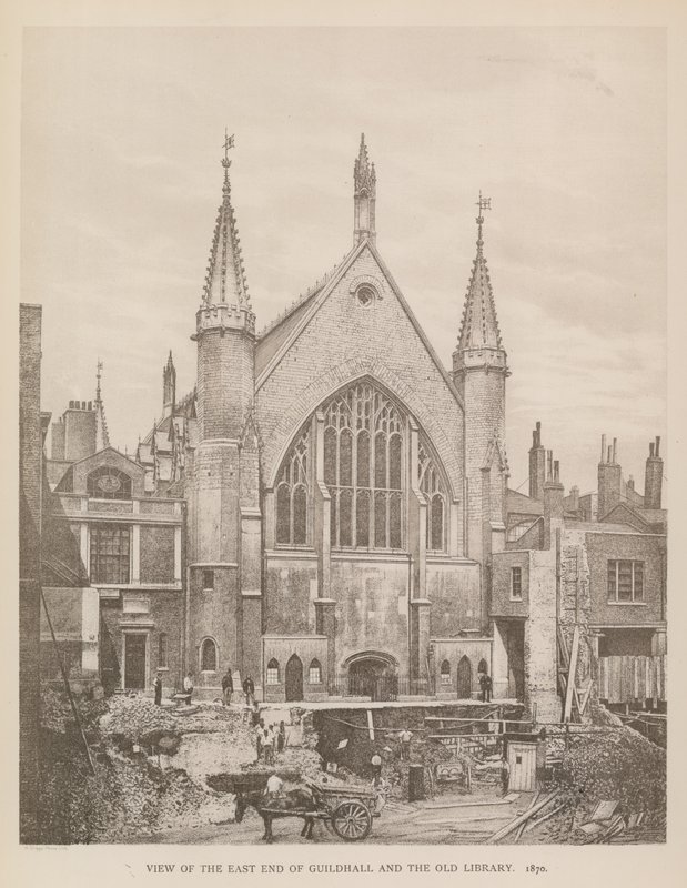 Ansicht des Ostendes der Guildhall, London, und der alten Bibliothek, 1870 von English Photographer