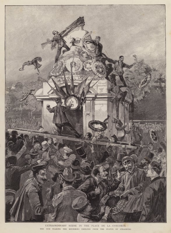 Menschenmengen reißen Trauersymbole von der Statue von Straßburg auf der Place de la Concorde, Paris von English School