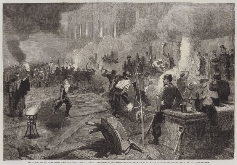 Mitglieder des South Middlesex Rifle Volunteers Corps bei der Arbeit im Fackelschein in den Gärten des Burlington House, Piccadilly, räumen das Gelände für die Drillhalle (Stich) von English School
