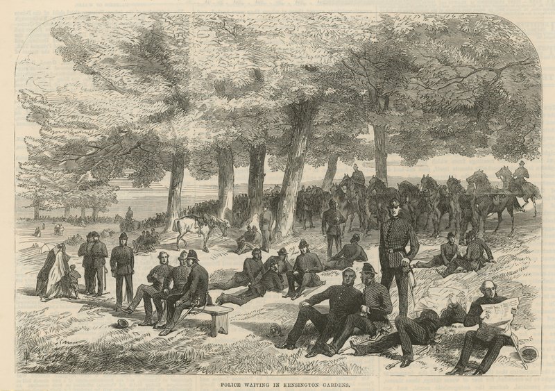 Polizei wartet in den Kensington Gardens von English School