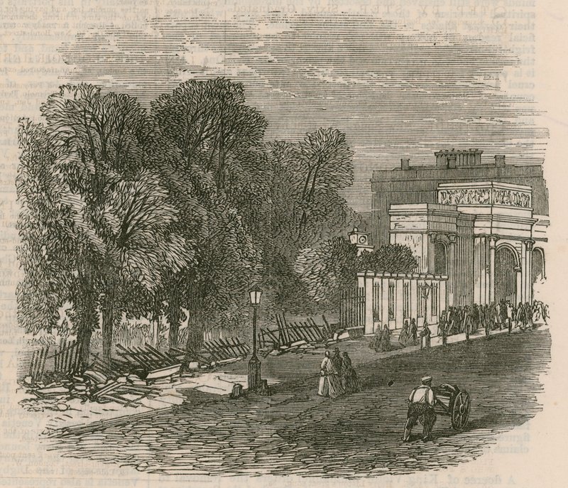 Der Aufruhr im Hyde Park: Die zerstörten Zäune an der Hyde Park Corner von English School