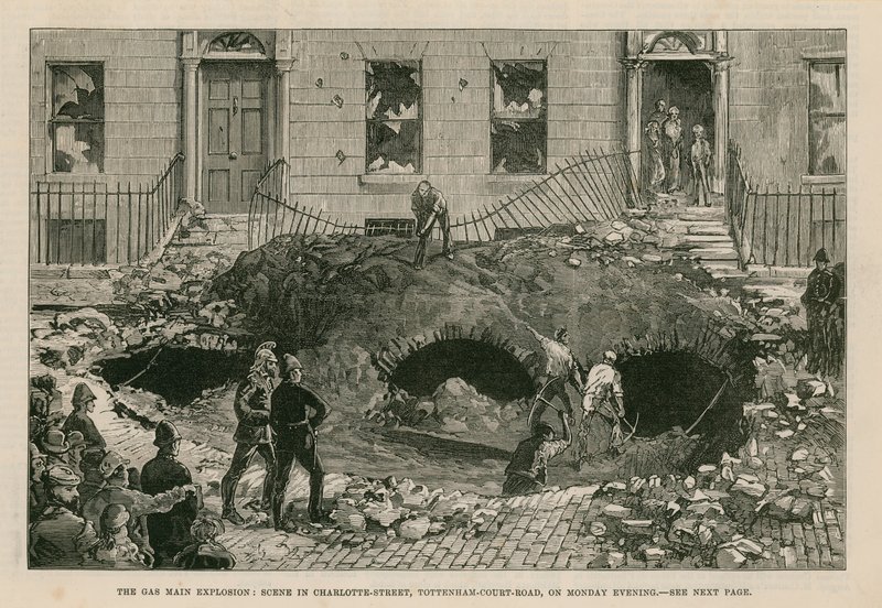 Die Gasleitungsexplosion: Szene in der Charlotte Street, Tottenham Court Road, am Montagabend von English School