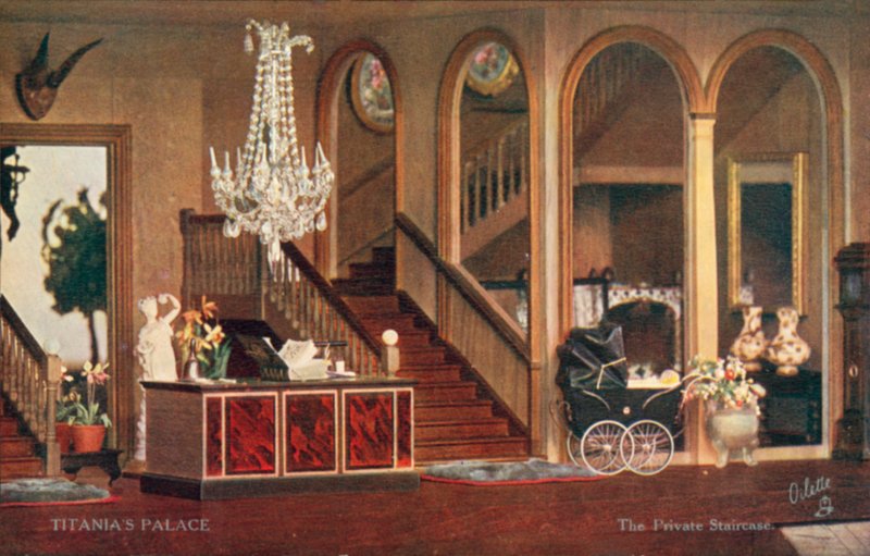 Die private Treppe, Titanias Palast von English School