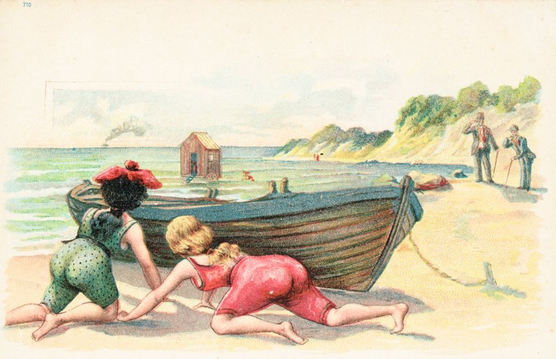 Zwei Frauen in Badeanzügen verstecken sich hinter einem Ruderboot von English School