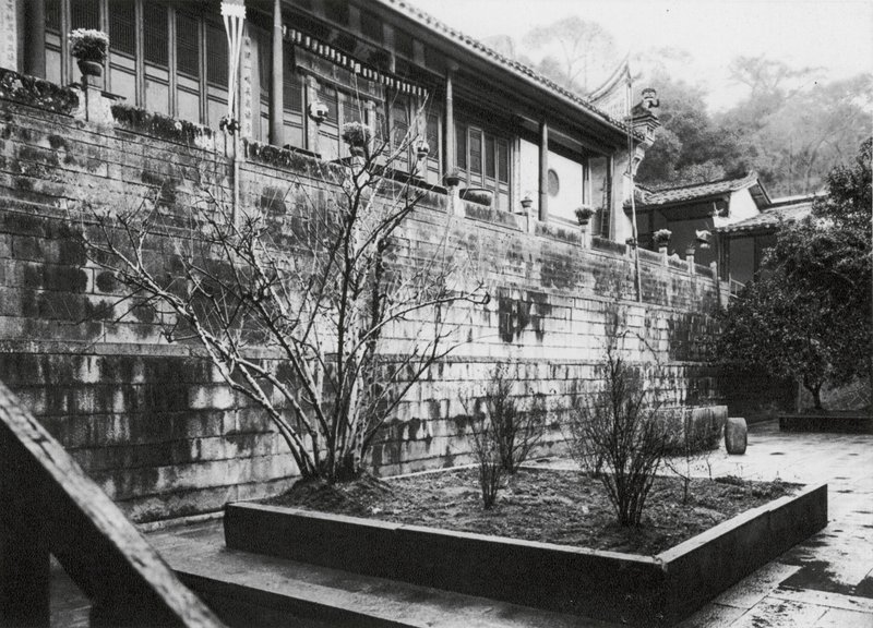Fuchou, Ku shan, Yung tsuan sze, Fukien, Gebetshalle im Kloster der Rauschenden Quelle auf dem Trommelberg bei Fuchou von Ernst Boerschmann