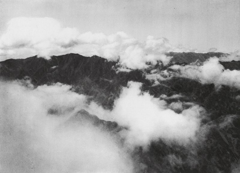Hua shan, Pai yun, Shensi, Weiße Wolken um den Gipfel des Heiligen Berges von Ernst Boerschmann