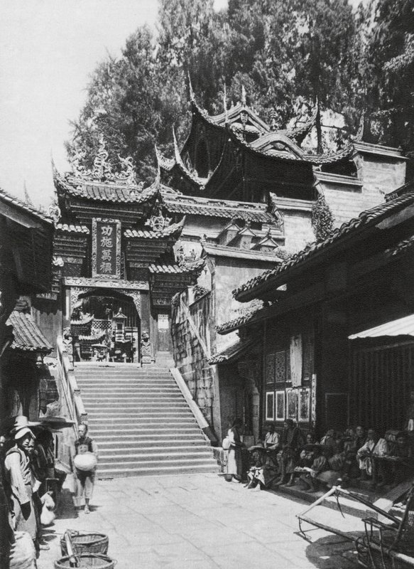 Kuanhien, Ori Lang miao, Szechuan, Eingang zum Ori Lang Tempel von Ernst Boerschmann