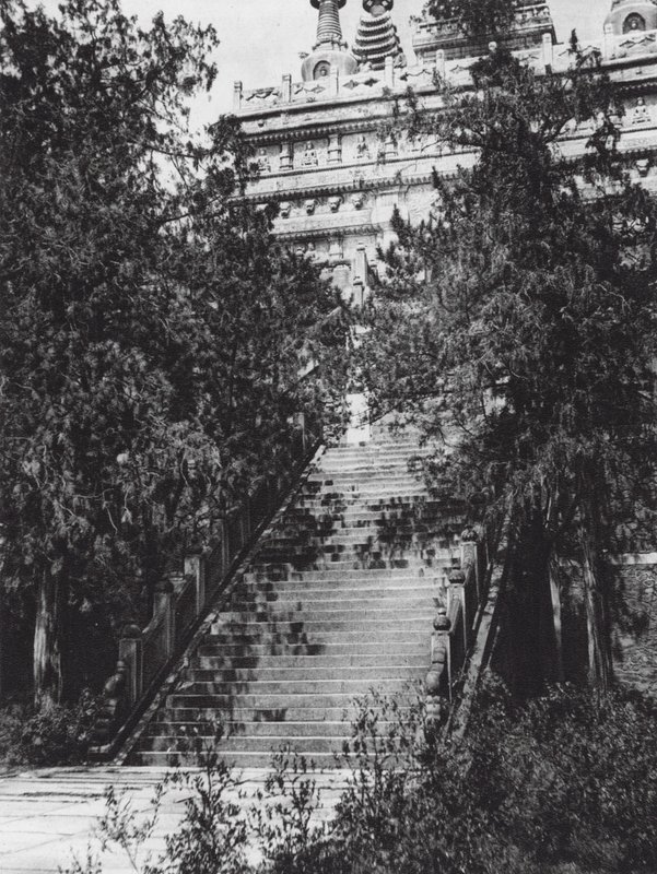 Peking, Si shan, Pi yun sze, Chihli, Westliche Hügel bei Peking, Treppenaufgang zur Marmorpagode von Ernst Boerschmann