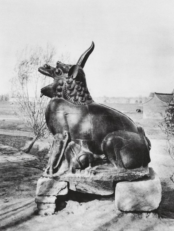 Taiyuanfu, Shansi, Bronzenes Einhorn, das den Fen-Fluss bewacht von Ernst Boerschmann