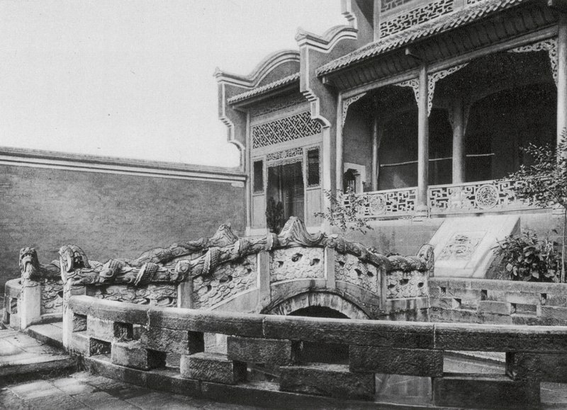 Wanhien, Wen miao, Szechuan, Vorhof mit Teich und Drachenbrücke im Konfuziustempel in Wanhien von Ernst Boerschmann