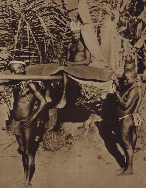 Häuptling eines afrikanischen Pygmäenstammes wird auf einer Sänfte getragen (s/w Foto) von European Photographer
