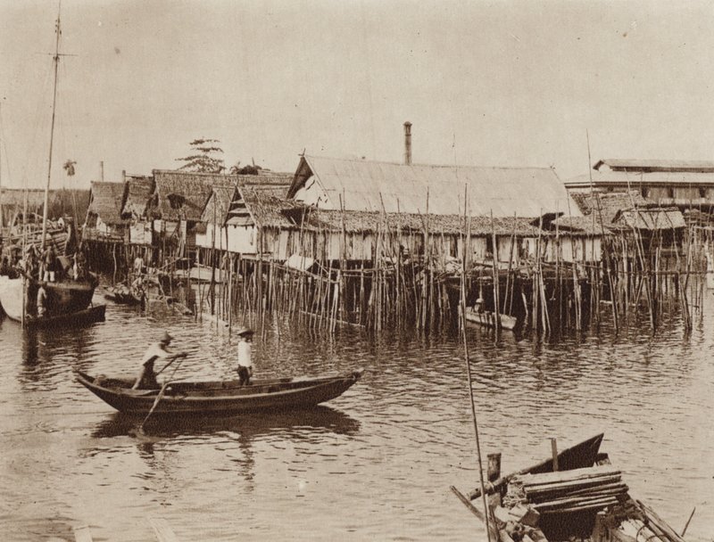 Fischerhäuser auf Pfählen über dem Wasser, Singapur (s/w Foto) von Ewing Galloway