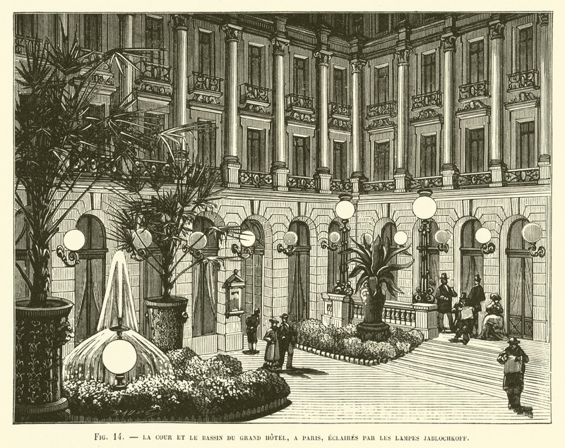 Der Hof und das Becken des Grand Hotel in Paris, beleuchtet durch Jablochkoff-Lampen von French School