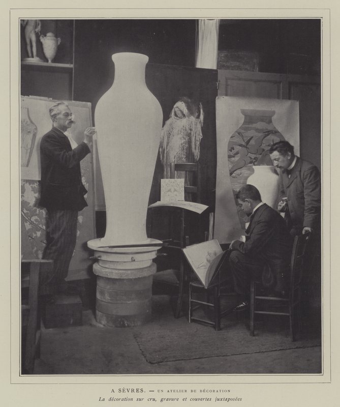 Dekorationswerkstatt in der Porzellanmanufaktur Sèvres, Frankreich von French Photographer