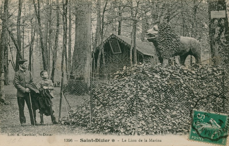 Vater und Sohn betrachten eine Löwenskulptur in Saint Dizier. Postkarte von 1913. Veröffentlicht von der Bibliothek von A Gauthier. von French Photographer