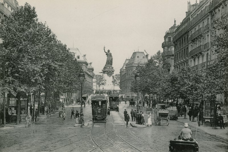 La Rue du Temple et la Place de la République von French Photographer