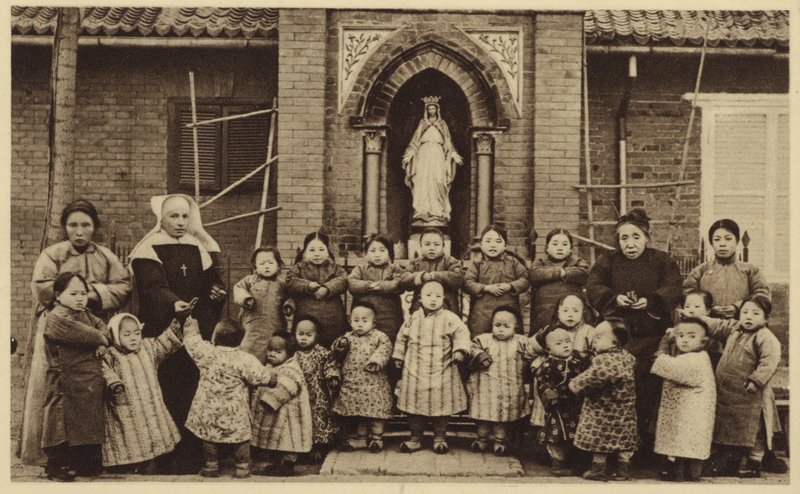 Waisen posieren vor ihrem Waisenhaus in China von French Photographer