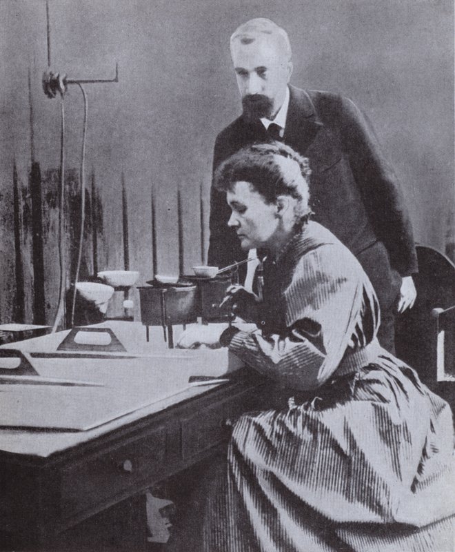 Pierre und Marie Curie, Entdecker des Radiums, in ihrem Labor an der Universität Paris, 1898 von French Photographer