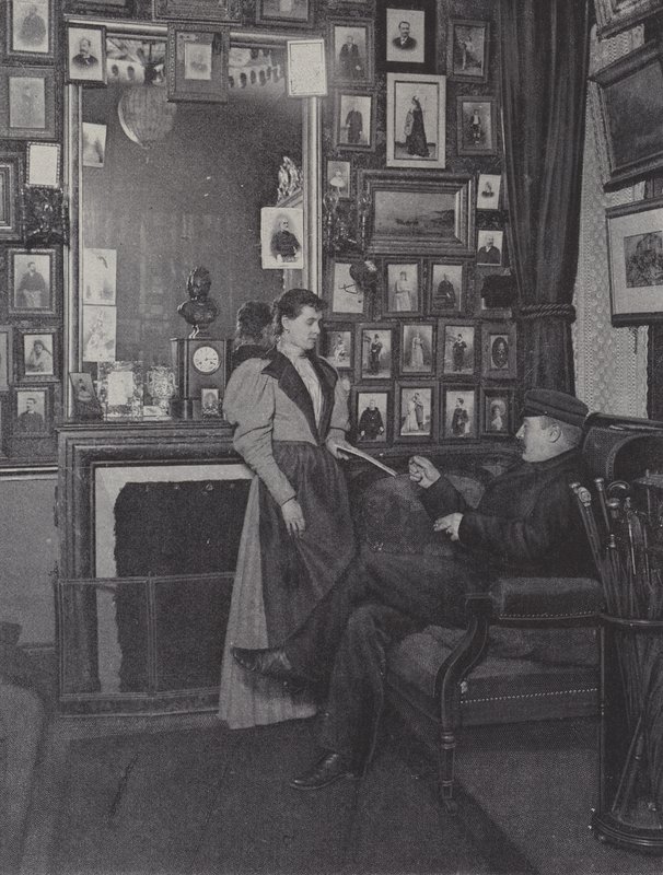 Raum im Palais Garnier in Paris, gefüllt mit Porträts von Künstlern (s/w Foto) von French Photographer