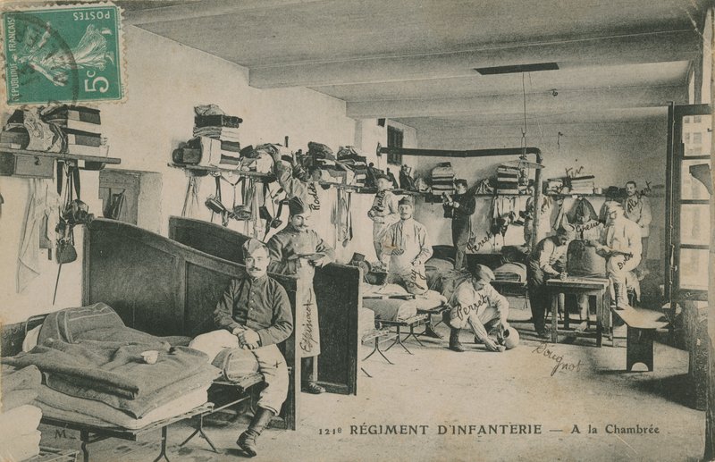 Soldaten des französischen 121. Infanterieregiments in ihrer Kaserne. Postkarte von 1913. von French Photographer