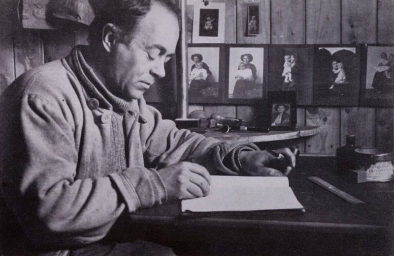"Scott schrieb und plante und berechnete an seinem kleinen Tisch" von Herbert Ponting