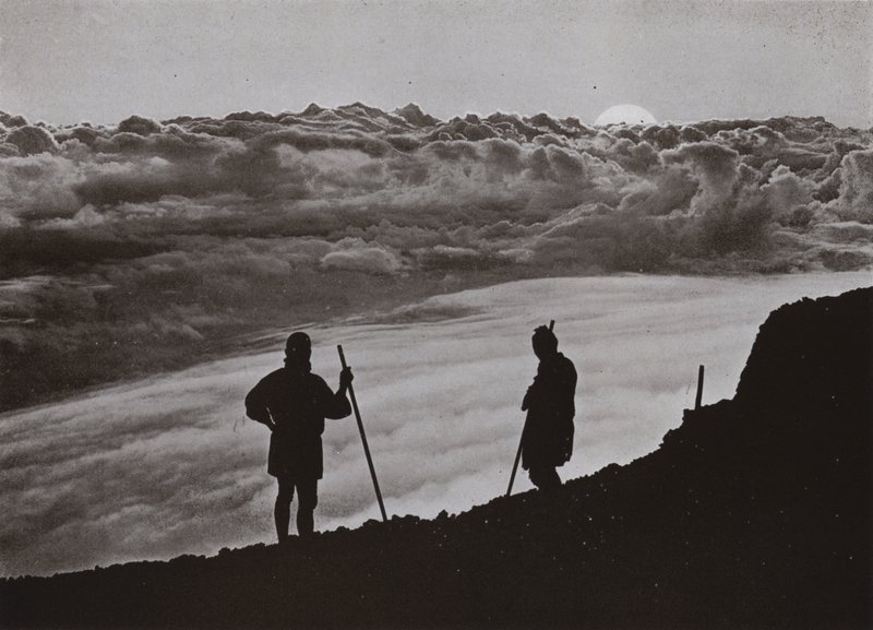Sonnenuntergang vom Gipfel des Fuji von Herbert Ponting