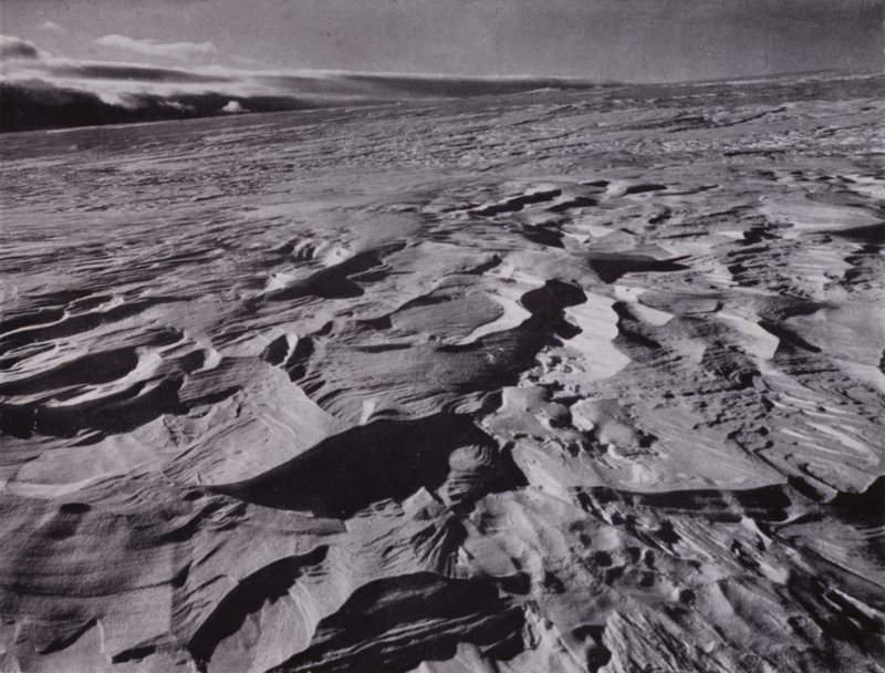 "Die großen Wellen aus gefrorenem Schnee, die vom Wind aufgeworfen wurden" von Herbert Ponting