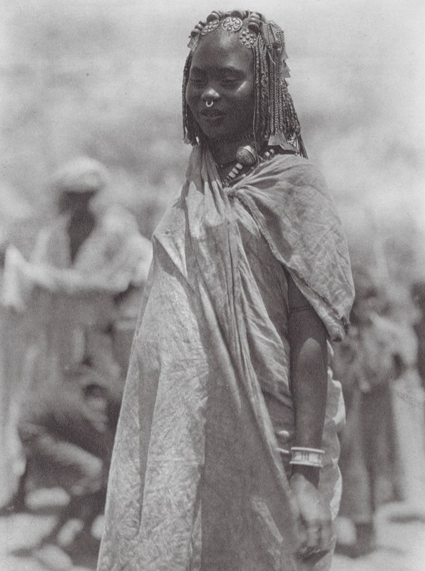 Afrika: Aulad Hamid Silber- und Bernsteinornament von Hugo Adolf Bernatzik