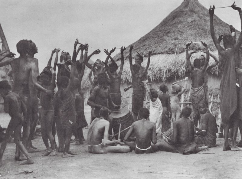 Afrika: Dinka-Kuh-Tanz von Hugo Adolf Bernatzik