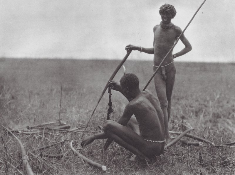 Afrika: Shilluk-Krieger ruhen sich aus von Hugo Adolf Bernatzik