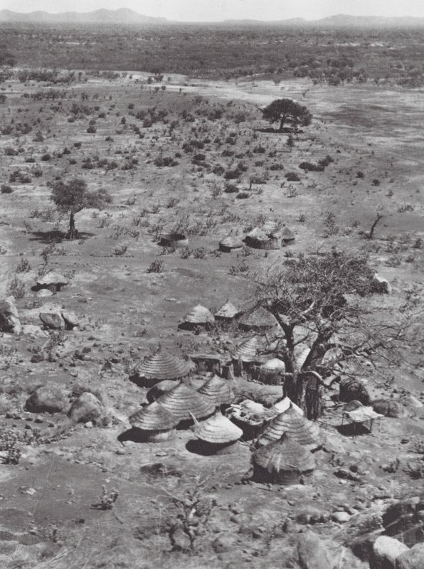 Afrika: Blick auf die Ebenen vom Mount Talodi von Hugo Adolf Bernatzik
