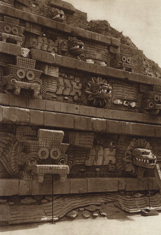 Mexiko: San Juan Teotihuacan, Steinskulpturen an der Westfassade der Quetzalcouatl-Pyramide, Pyramide im Zentrum der Zitadelle von Hugo Brehme
