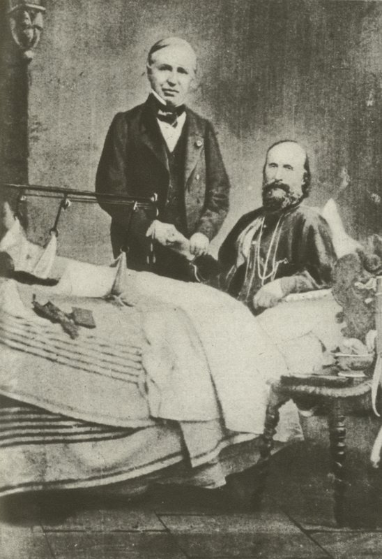 Garibaldi, verwundet in der Schlacht, mit seinem Arzt von Italian Photographer
