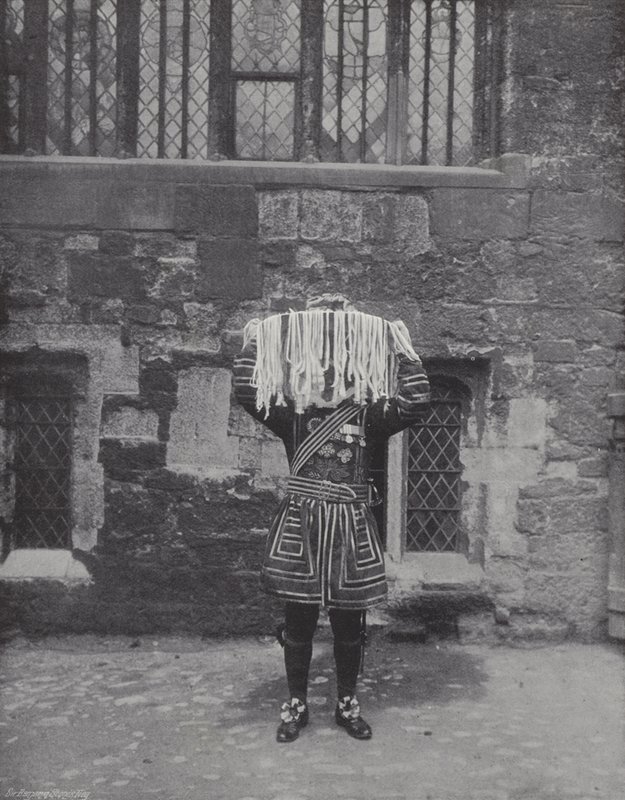 Verteilung des Maundy-Geldes, Yeoman trägt Almosen von J. Benjamin Stone
