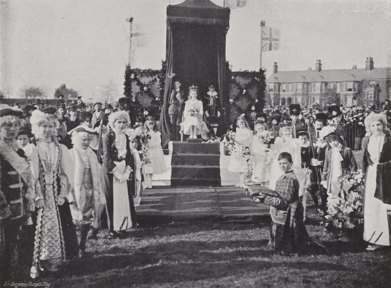 Knutsford Maifest, Krönung der Königin von J. Benjamin Stone