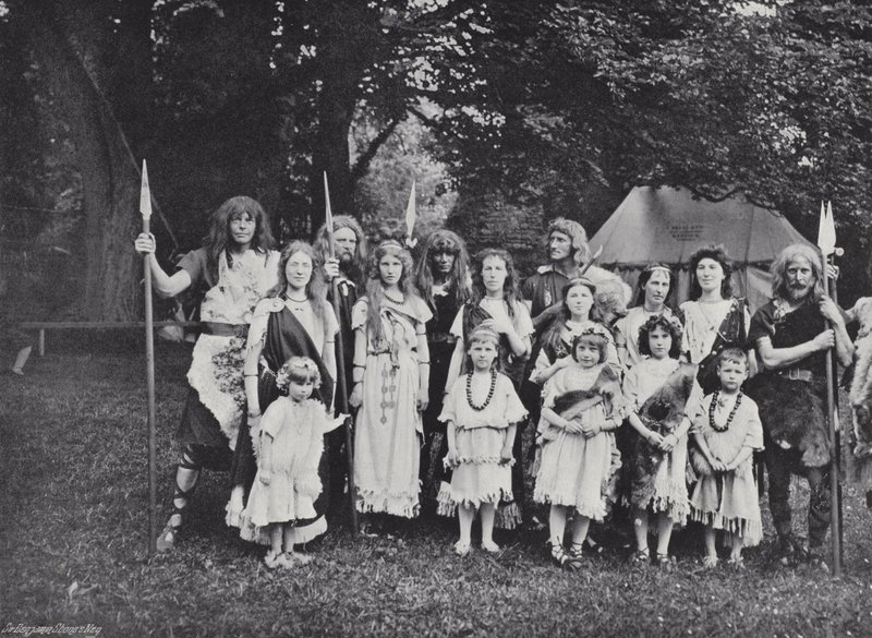 Das Sherborne-Festspiel, ein englischer Häuptling, Stammesangehörige und Familien von J. Benjamin Stone