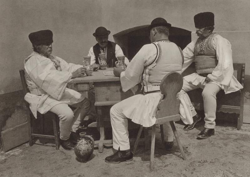 Rumänien: Poiana-Sibiului, Ein Glas Wein genießen von Kurt Hielscher