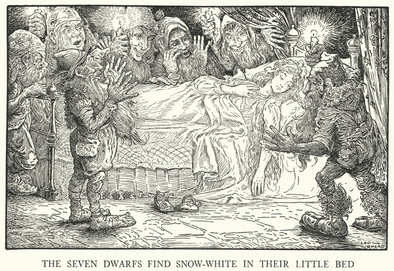 Die sieben Zwerge finden Schneewittchen in ihrem kleinen Bett (Lithografie) von Louis John Rhead
