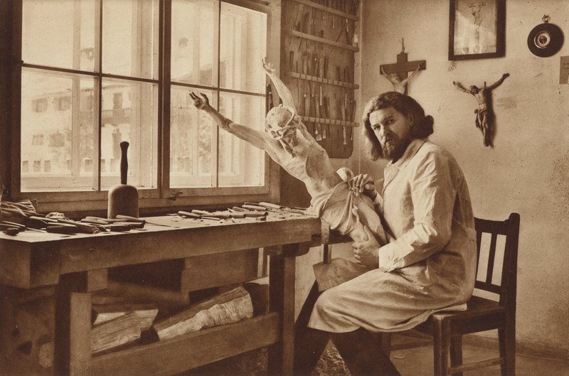 Holzschnitzerwerkstatt in Oberammergau, Alois Lang, der Darsteller Christi im Passionsspiel 1930 von Otto Ballerstedt