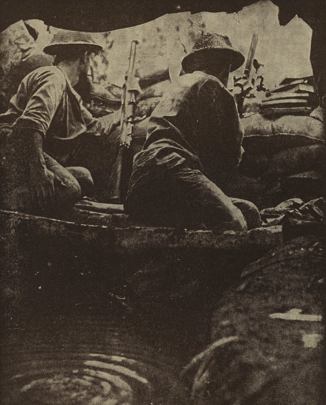 Australische Soldaten in einer wassergefüllten Schützenmulde, Sanananda, Neuguinea, Zweiter Weltkrieg von Photographer Australian