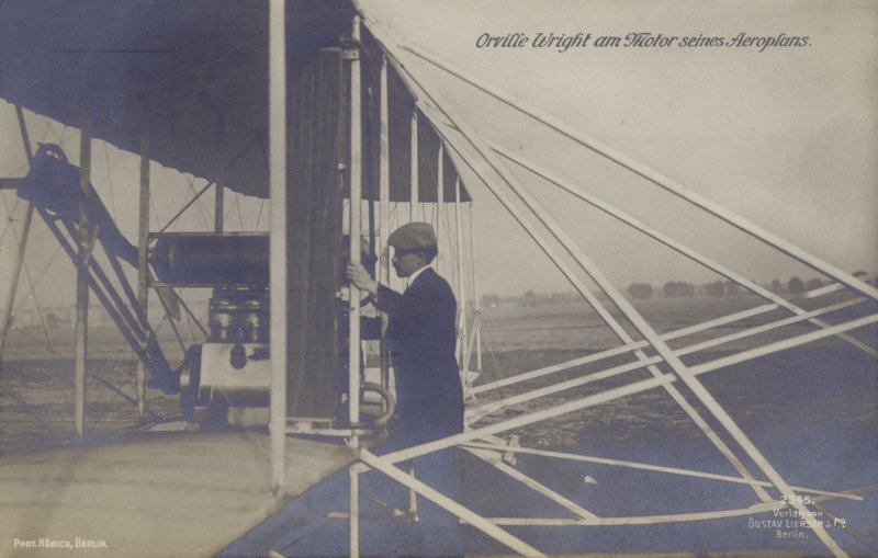 Der amerikanische Flieger Orville Wright inspiziert den Motor seines Flugzeugs von Photographer German