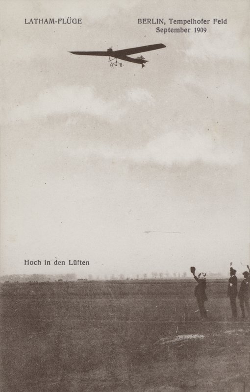 Der französische Flieger Hubert Latham fliegt über den Flugplatz Tempelhof, Berlin, September 1909 von Photographer German