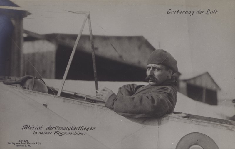 Der französische Flieger Louis Bleriot, der erste, der den Ärmelkanal überflog, in seinem Eindecker von Photographer German